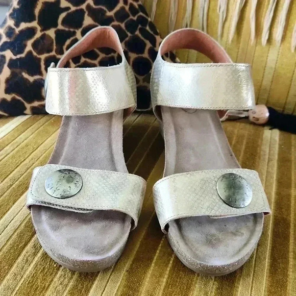 Taos Carousel 2 Wedge Sandals Metallic Gold Snake Print sz 10-10.5 - Picture 2 of 16